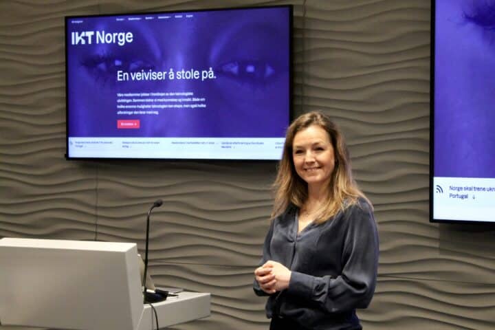 Hanne Støre Valeur, Norgessjef i Tietoevry Care, er vertsskap for skyrapport-overleveringen.