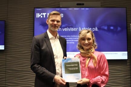 Bilde av Øyvind Husby og statsråd Karianne Tung på overlevering av skyrapport fra IKT-Norge