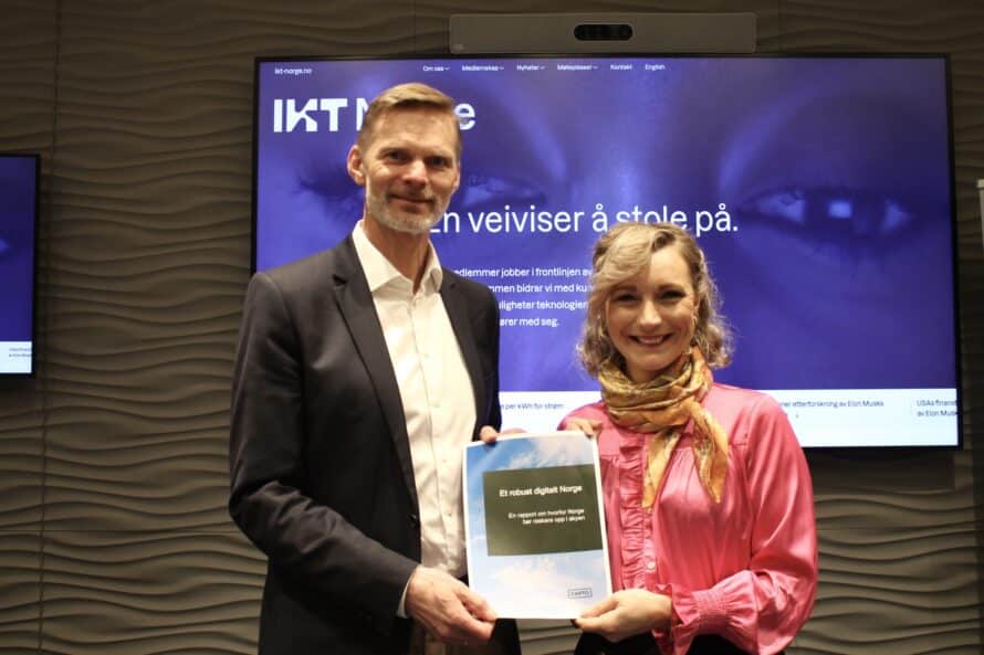 Bilde av Øyvind Husby og statsråd Karianne Tung på overlevering av skyrapport fra IKT-Norge