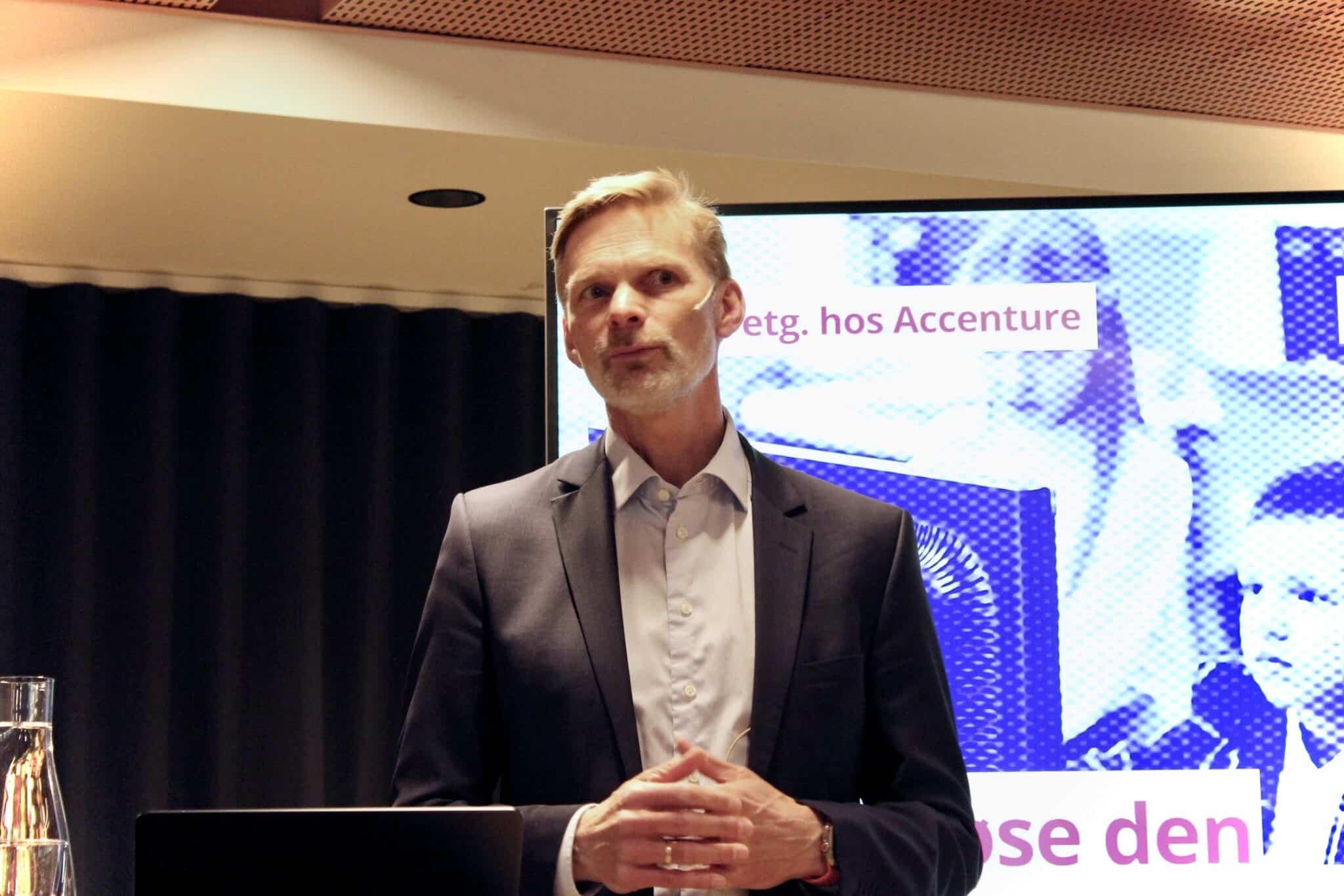 Øyvind Husby åpnet Edtechforum med en fullsatt sal hos Accenture.