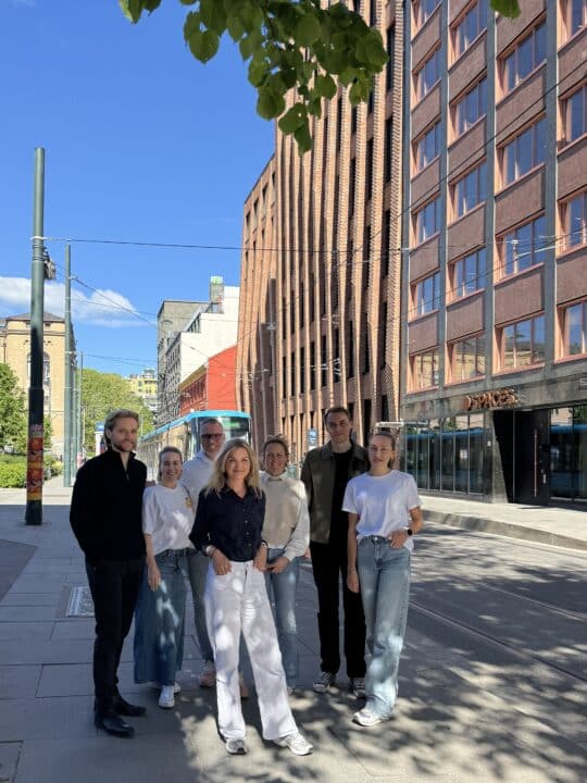 Bilde av Markedssjefene foran kontorlokalene.